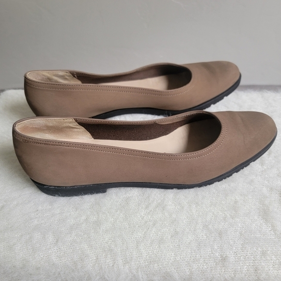 Salvatore Ferragamo Tan Slip On Shoes Flats Size 8.5 Soft Suede Round Toe - Picture 11 of 11